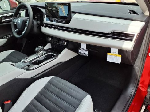 New 2025 Mitsubishi Outlander SE image 8
