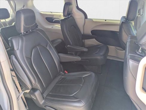 Used 2022 Chrysler Pacifica Touring-L image 19