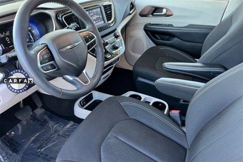 Used 2023 Chrysler Voyager LX image 4