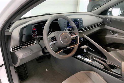 Used 2022 Hyundai Elantra SEL image 2