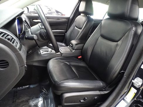Used 2017 Chrysler 300 Limited image 6