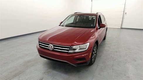 Used 2020 Volkswagen Tiguan SE w/ Panoramic Sunroof Package image 3