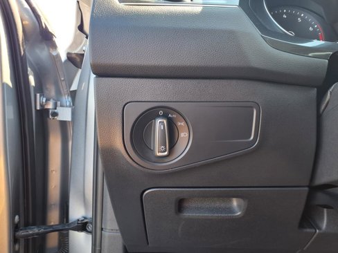 Used 2021 Volkswagen Tiguan SE image 19