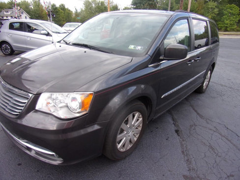 Used 2016 Chrysler Town & Country Touring image 2