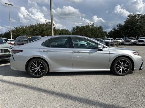 Used 2023 Toyota Camry SE image 3