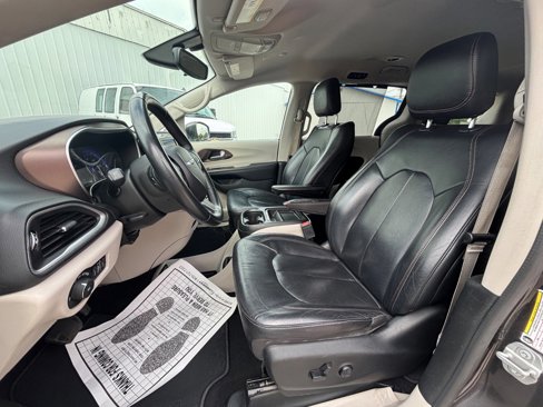Used 2018 Chrysler Pacifica Touring-L image 18