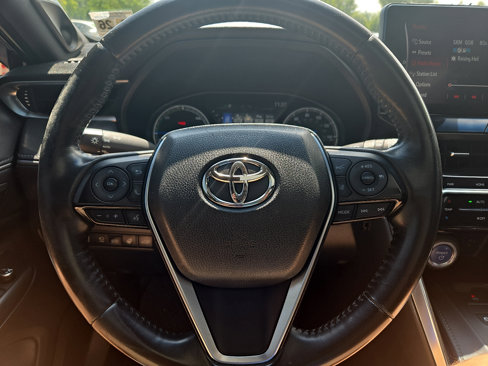 Used 2021 Toyota Venza Limited image 18
