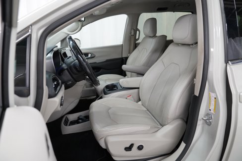 Used 2020 Chrysler Pacifica Touring-L Plus w/ Tire & Wheel Group image 4