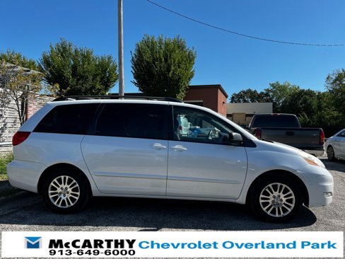 Used 2010 Toyota Sienna XLE image 2