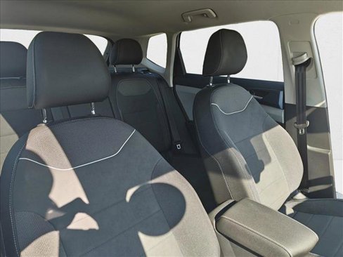 Certified 2024 Volkswagen Taos SE image 23