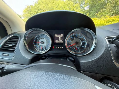 Used 2015 Chrysler Town & Country Touring w/ Driver Convenience Group image 26