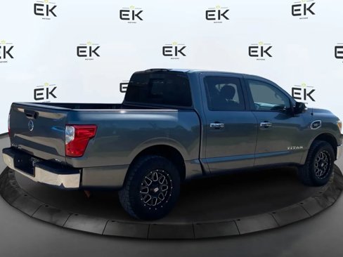 Used 2017 Nissan Titan SV image 3