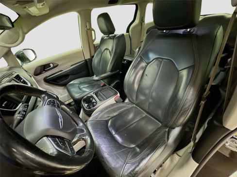 Used 2019 Chrysler Pacifica Touring-L image 19