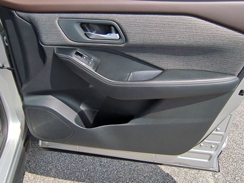 Used 2021 Nissan Rogue SV image 33