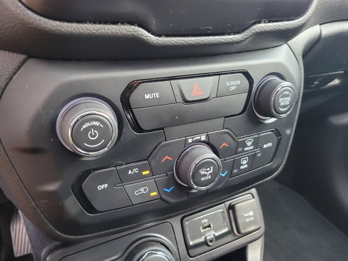 Used 2019 Jeep Renegade Altitude w/ Quick Order Package 2XM image 23
