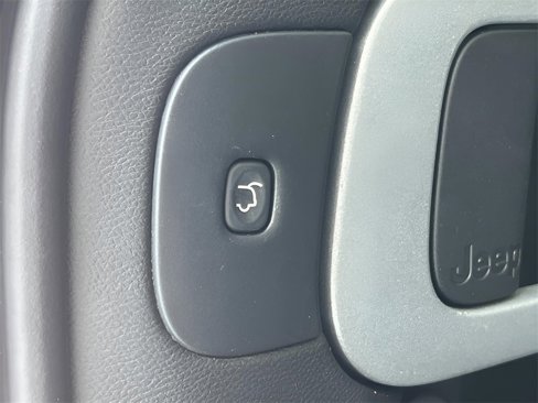 Used 2018 Jeep Cherokee Limited image 21