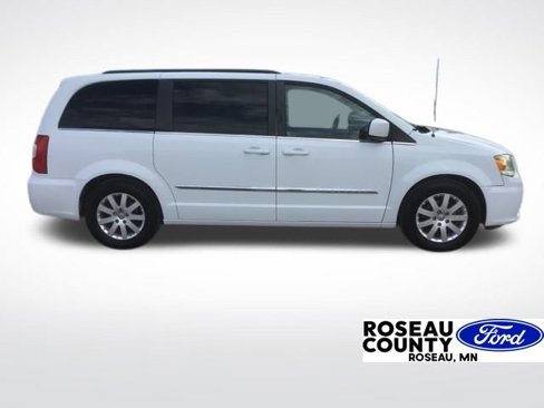 Used 2014 Chrysler Town & Country Touring image 1