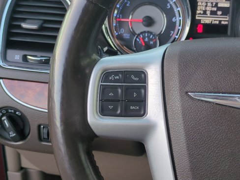 Used 2016 Chrysler Town & Country Touring w/ Driver Convenience Group image 18