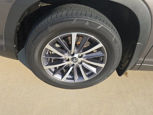 Used 2018 Toyota Highlander XLE image 9