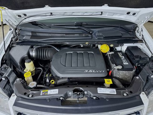 Used 2016 Chrysler Town & Country Touring image 33