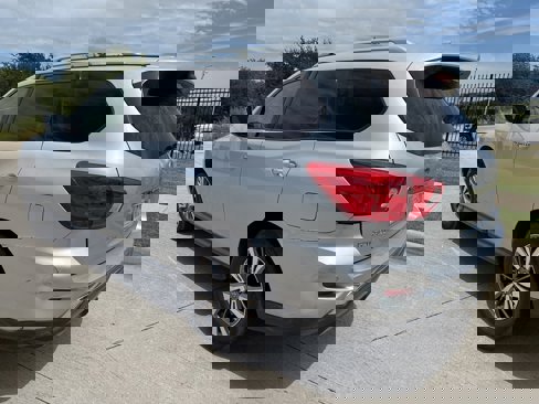 Used 2019 Nissan Pathfinder SV image 4