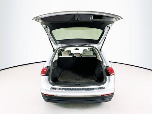Used 2018 Volkswagen Tiguan SE w/ Panoramic Sunroof Package image 28