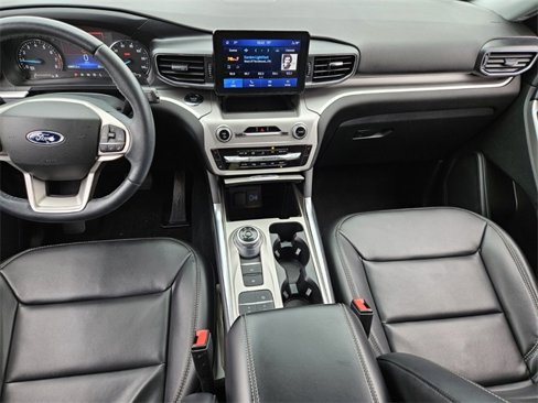 Used 2022 Ford Explorer XLT w/ Equipment Group 202A image 8