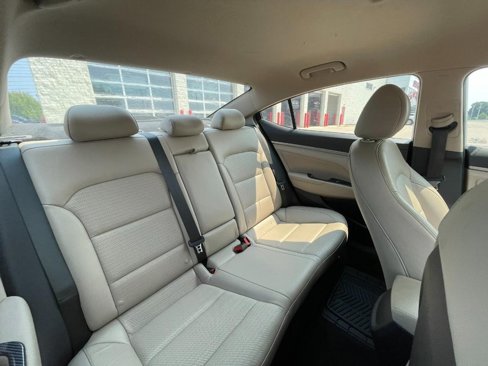 Used 2017 Hyundai Elantra Limited image 4