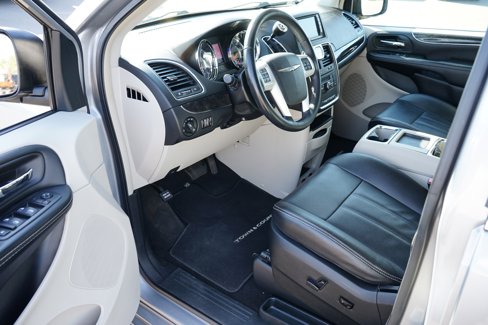Used 2015 Chrysler Town & Country Touring image 13