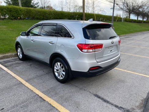 Used 2016 Kia Sorento LX image 4