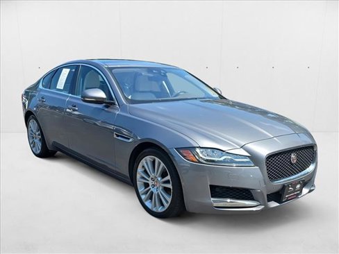 Used 2020 Jaguar XF Premium image 3