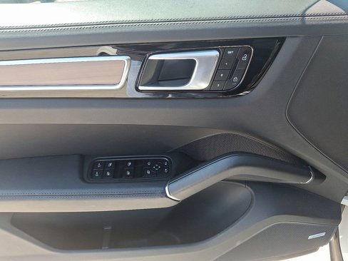 Certified 2023 Porsche Cayenne Platinum Edition image 14