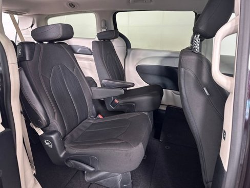 Used 2017 Chrysler Pacifica Touring image 27