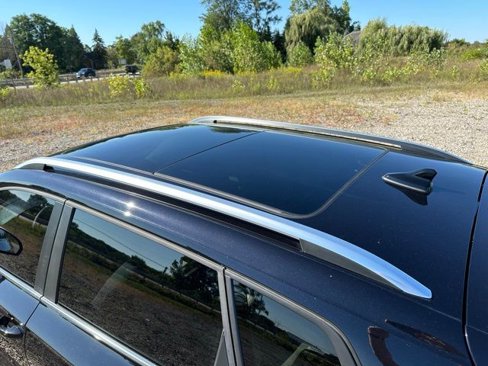 Used 2023 Volkswagen Taos SE w/ Panoramic Sunroof Package image 7