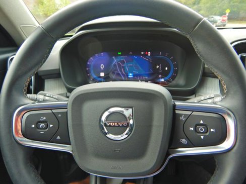 Used 2024 Volvo XC40 B5 Core image 19