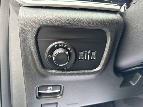 Used 2023 Jeep Grand Cherokee Laredo w/ Luxury Tech Group I image 26
