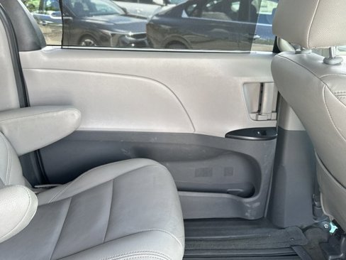Used 2015 Toyota Sienna LE image 19