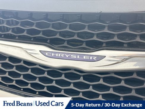 Used 2017 Chrysler Pacifica Touring-L image 27