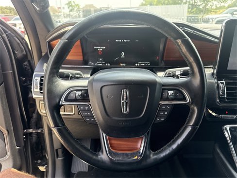 Used 2018 Lincoln Navigator Select image 16