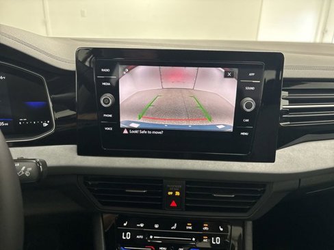 Used 2025 Volkswagen Jetta SE image 24