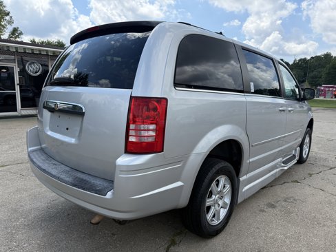 Used 2010 Chrysler Town & Country Touring image 5