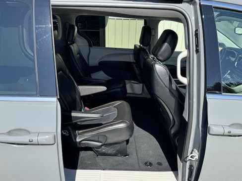 Used 2023 Chrysler Pacifica Touring-L image 32