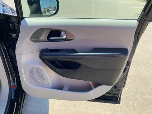 Used 2021 Chrysler Pacifica Touring-L image 19