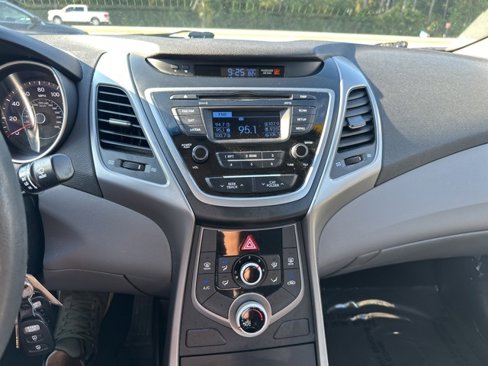 Used 2016 Hyundai Elantra SE image 14