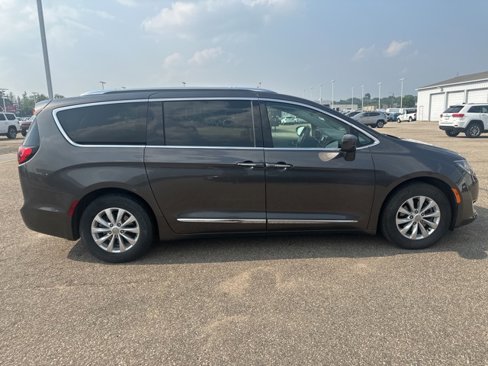 Used 2019 Chrysler Pacifica Touring-L image 7