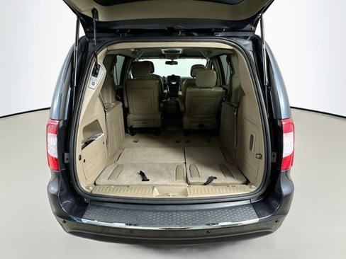 Used 2013 Chrysler Town & Country Touring image 22