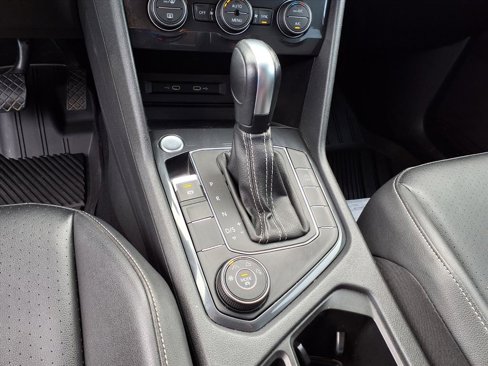 Used 2021 Volkswagen Tiguan SE image 17