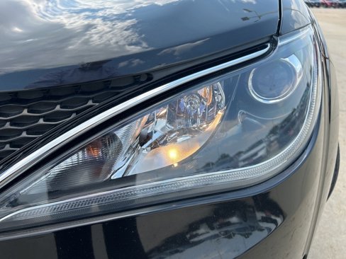 Used 2017 Chrysler Pacifica Touring-L image 4