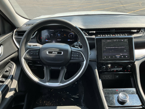 Used 2023 Jeep Grand Cherokee L Laredo image 13