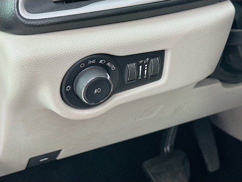 Certified 2018 Chrysler Pacifica Touring Plus w/ Tire & Wheel Group image 16
